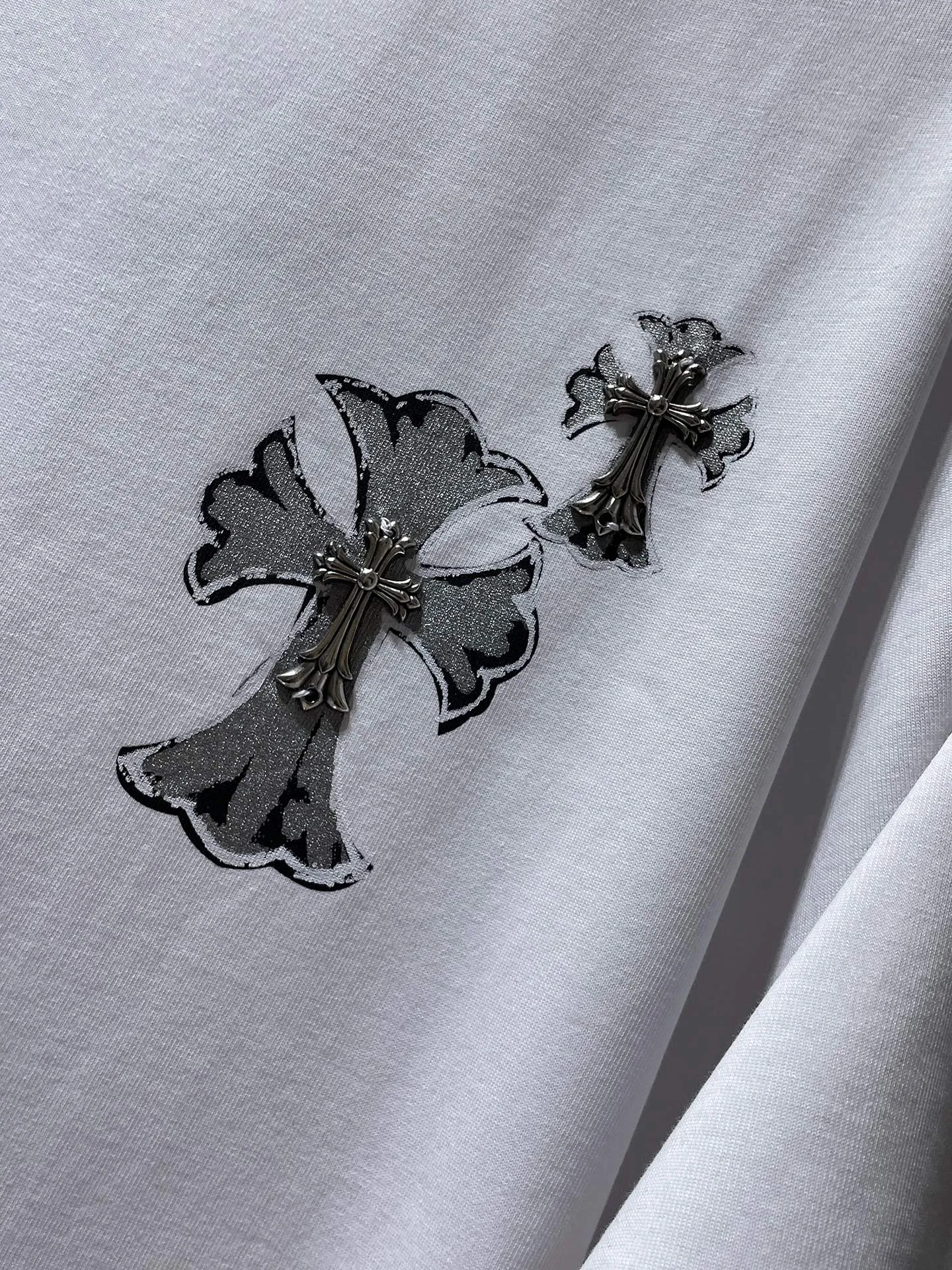 P146 New Chrome Hearts 25ss for summer. High-weight, environmentally friendly and high-quality top-grade fabric. 260g~270g. Chrome overlapping iron cross Sanskrit short sleeves. Counter synchronization. Re-engraved version 1:1. Recommended colors: white, black. Size: S, M, L, XL.
